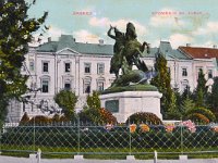 Spomenik 'Sv. Juraj ubija zmaja', rad kipara Antona Dominika Fernkorna, u pozadini Kraljevsko zemaljska obrtna škola (danas ŠPUD i MUO) oko 1908. godine A  Budući da je stari cinčani kip propadao, u Beču je 1908. godine izliven novi, brončani primjerak. Taj novi spomenik postavljen je na današnju lokaciju kod Hrvatskog narodnog kazališta (tada ispred Trgovačko-obrtničke komore) na prijedlog Ise Kršnjavoga.